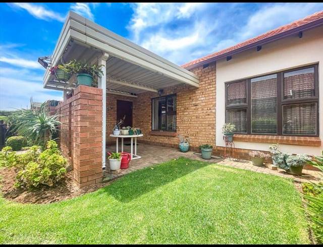 2 BEDROOM TOWNHOUSE FOR SALE IN BRENTWOOD